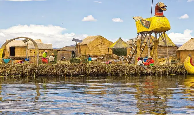 O Lago Titicaca faz parte da fronteira entre o Peru e a Bolívia