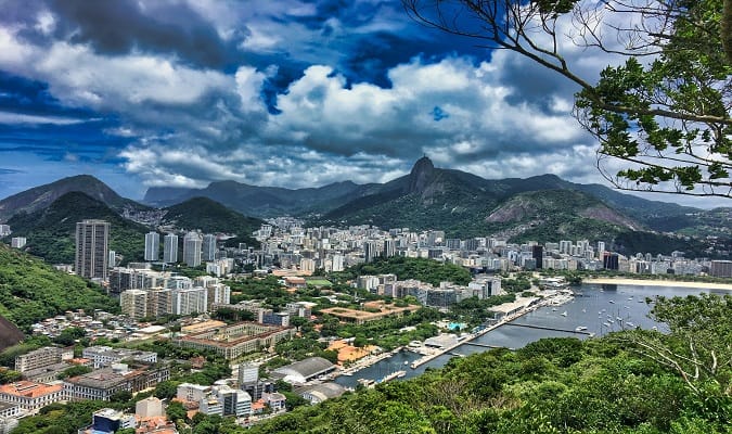 Vista Panorâmica do Rio com Nuvens
